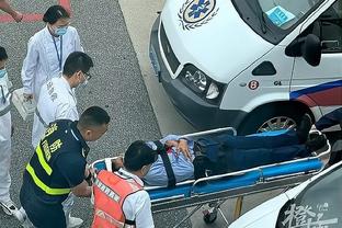 ?惨！卢卡罗梅罗遭队友滑铲误伤踢中头部，被担架抬下送往医院